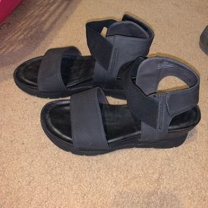 Staple black wedge sandles